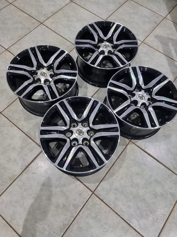 17inch Toyota Hilux/Fortuner original mags set for R8000.