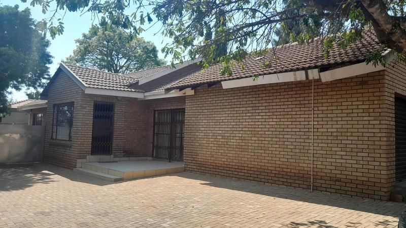 Spacious house with a yard at Flora Park for sale!!!