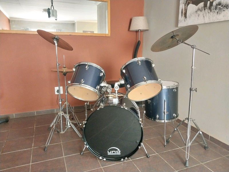 Tornado (Mapex) Drumset , Zildjian Planet Z Cymbal Set
