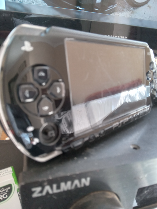 SONY PSP WITH 7 GAMES AND CHARGER
