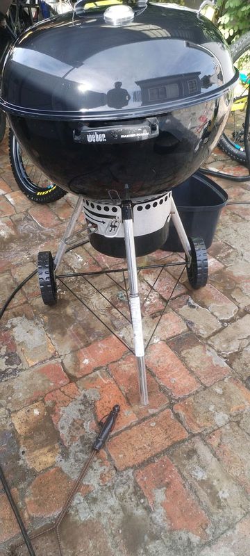 Weber 57 cm master touch braai /grill