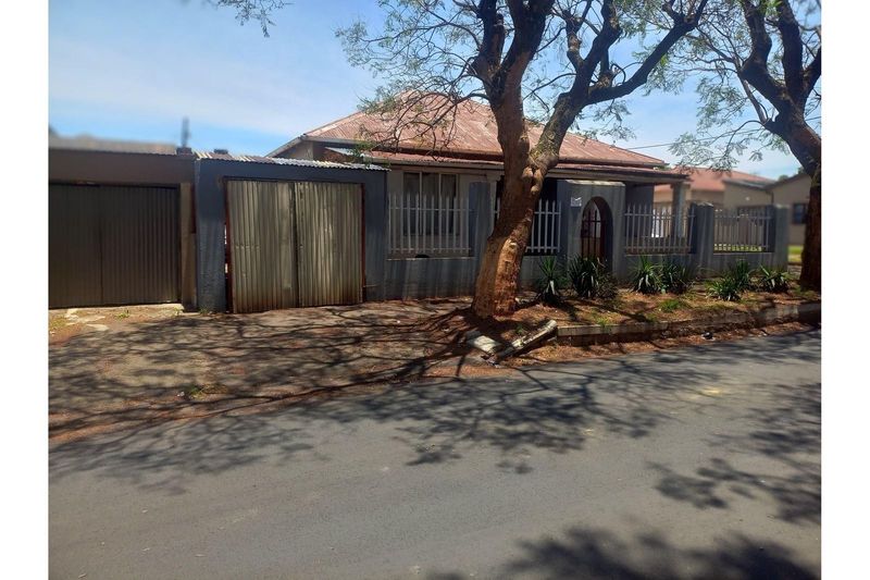 Three Bedroom House For sale in Newlands Township