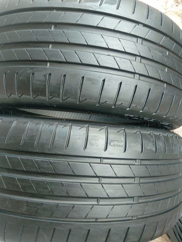 2x 225/40/19 run flat Bridgestone Tyres for F30 BMW 85%thread excellent condition