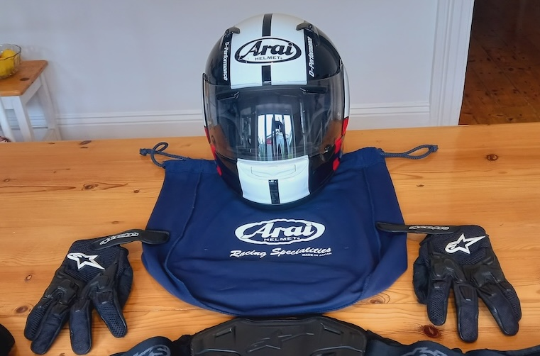 ARAI Quantum DNA Helmet Size S/XS &amp; ALPINESTARS Glove