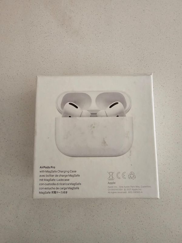 Apple air pods pro (2nd gen) with mag safe case