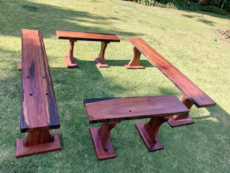 Table with 4 benches