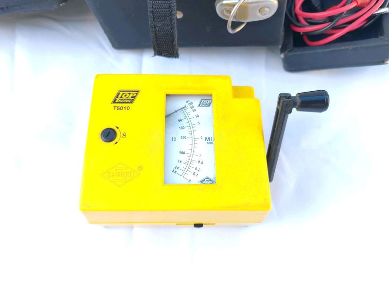 Toptronic 500V Hand Cranked Analogue Insulation- Continuity Tester • Sturdy movement suitable for st