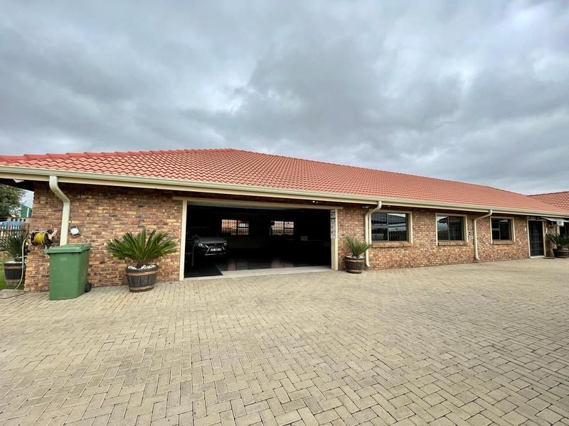 Light Industrial Commercial building for sale in Secunda!  The whole building is Green!