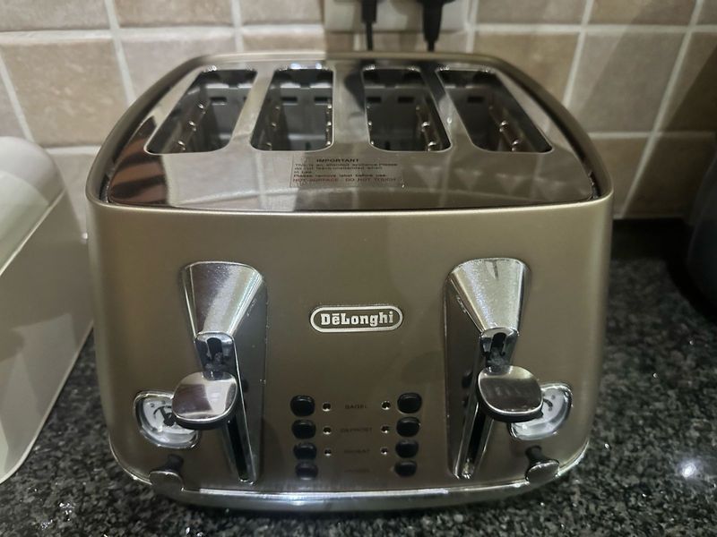 Delonghi Distinta 4-Slice Toaster