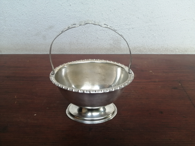 Lovely vintage silver plated sugar bowl.