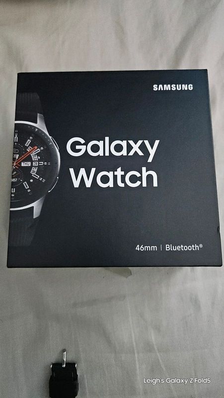 Samsung galaxy watch 46mm BT for sale. 2 free extra straps!