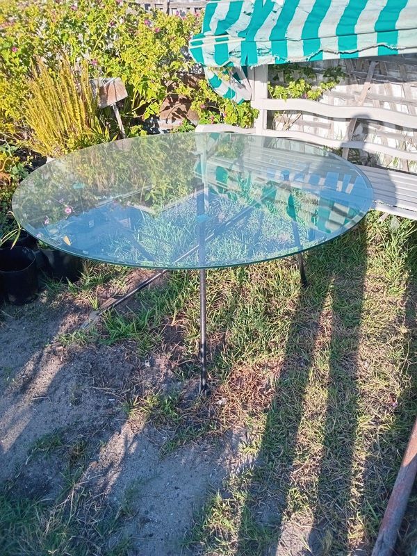 Round glass dinning table