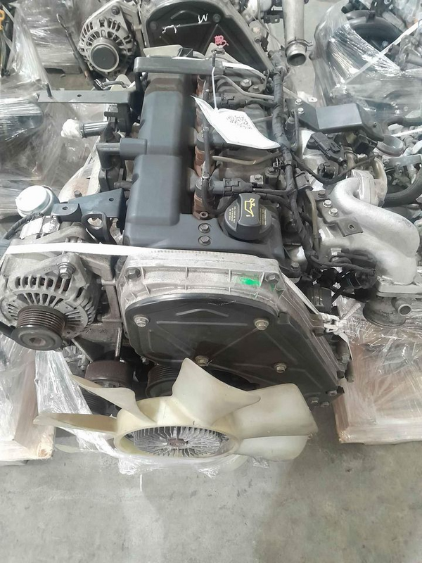 Hyundai H1 used 2.5 D4CB-A Engine with black top and Bosch injectors for sale.