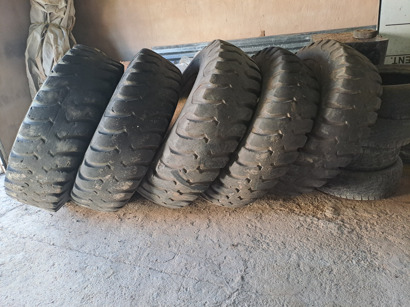 Used 14.00-24 firestone tyres and rims