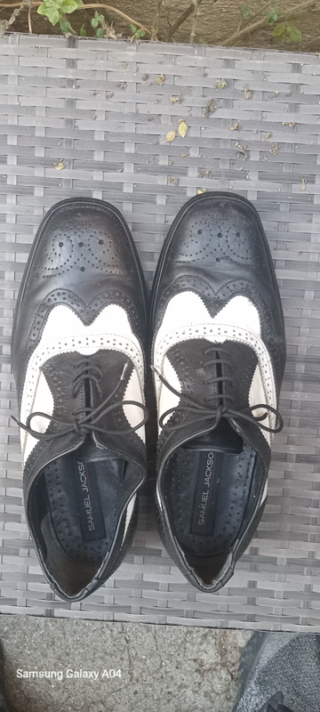 (50% off)SHOES: MEN.Black &amp; White leather formal dress shoes.Sz8 used.