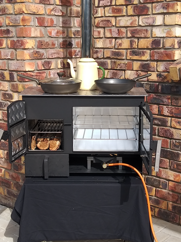 Mobile wood/gas stove with oven