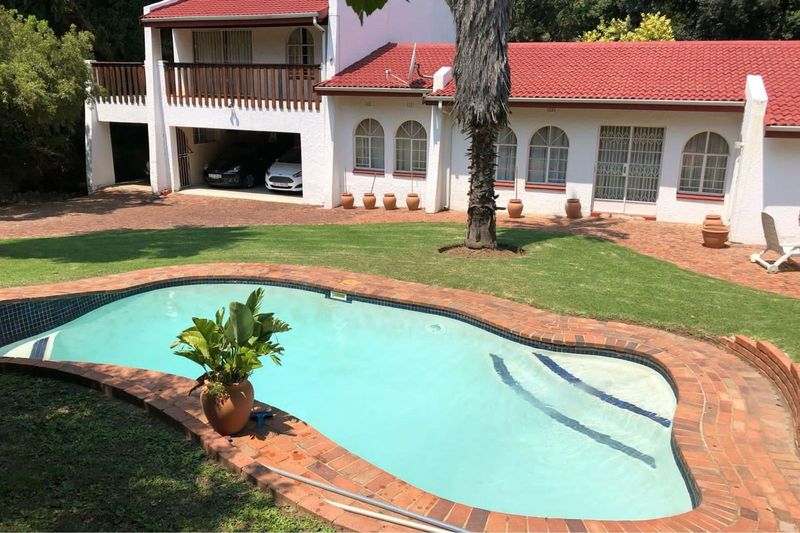 6 bedrooms, 5 Bathrooms in Weltevreden Park