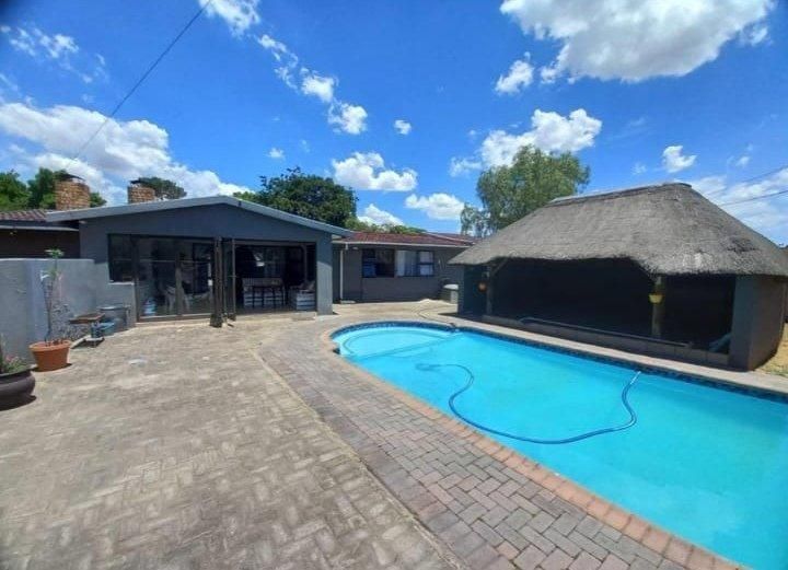 Beautiful 3 bedroom house with swimming pool and granny flat for sale in Sasolburg