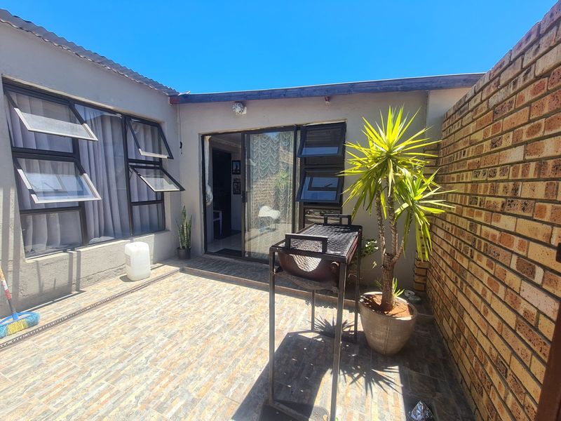 Double deal â?? lovely home and flatlet