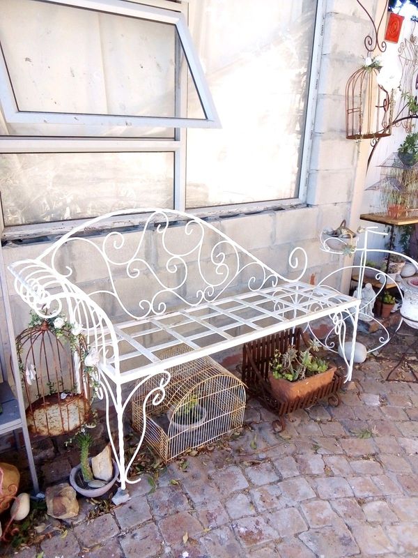 Solid metal vintage lounger for your garden