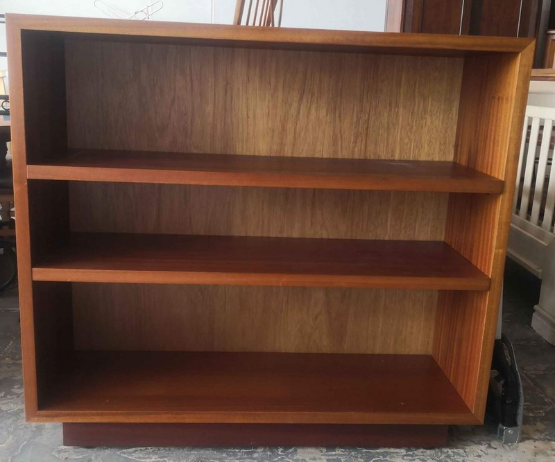 Wide Solid Oak Three Shelf Bookshelf. R1800
