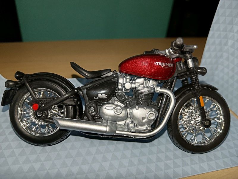 Triumph Bonneville bobber 1:18