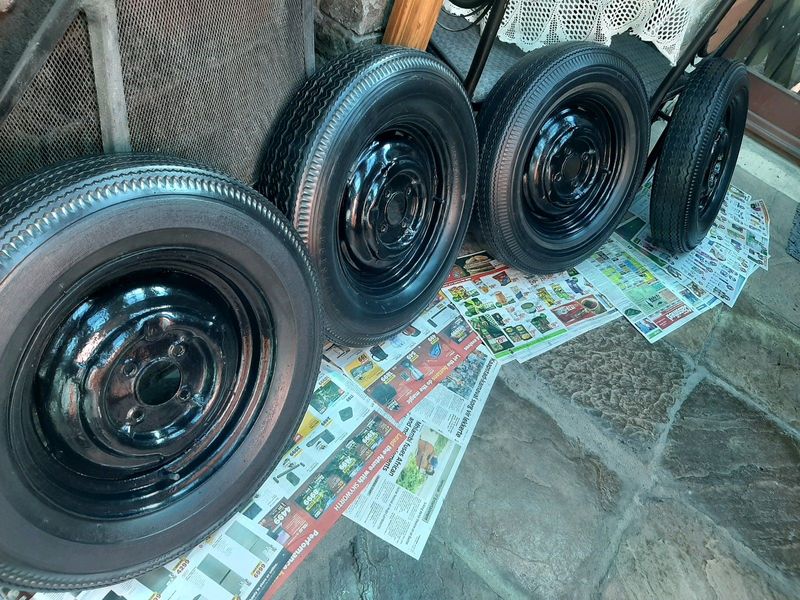 Set of classic 560×14 Morris rims and tyres
