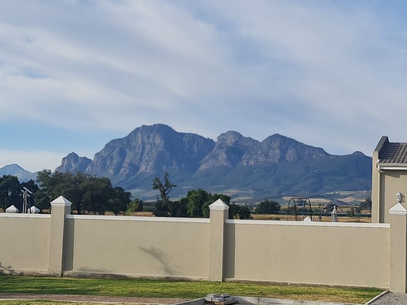 Luxurious Fully Furnished 2-Bedroom Unit for Rent in a Sought-After Secure Estate, Paarl, Western