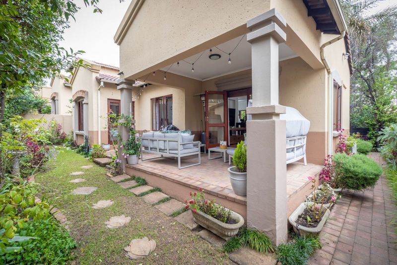 Charming Quaint Townhouse - Your Serene Retreat in the Heart of DOUGLASDALE