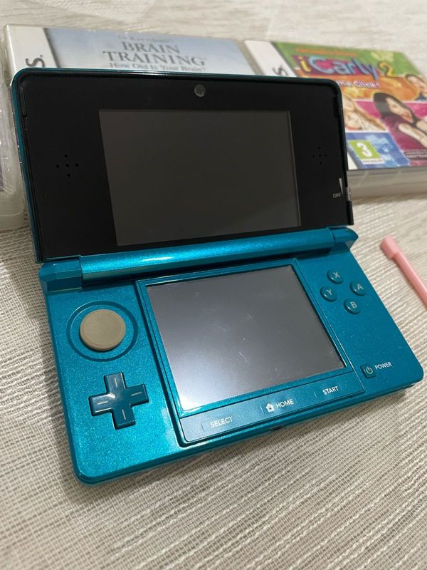 Nintendo 3DS Console and 3 games
