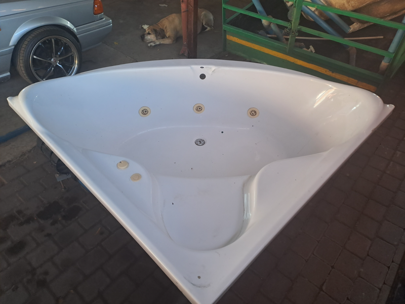 Bargain every womans dream 2 seater corner bath Jacuzze ready to plug and play