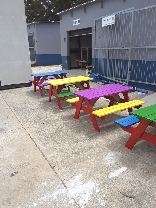 Outdoor rest benches for children