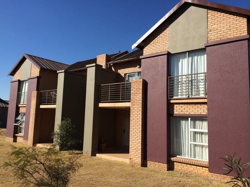 Modern 2 bedroom Upstairs townhouse inside the Nature Estate