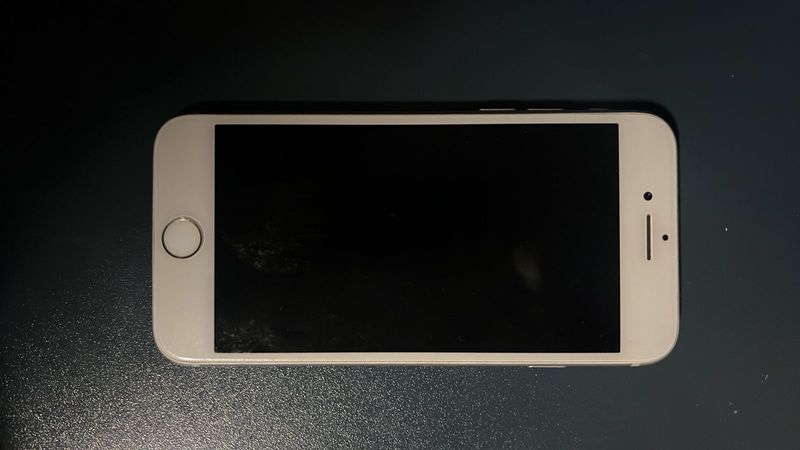 iPhone 8, 64GB - R4000