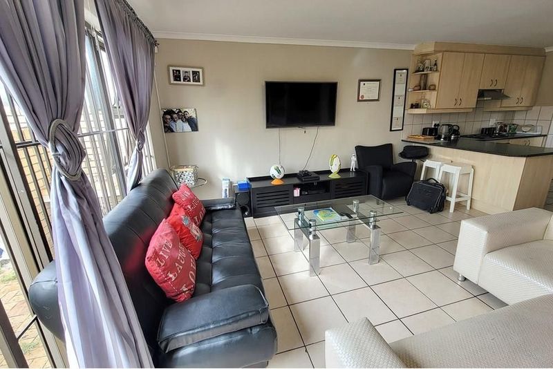 Charming 2-Bedroom Apartment in Fechters Mews, Brackenfell South