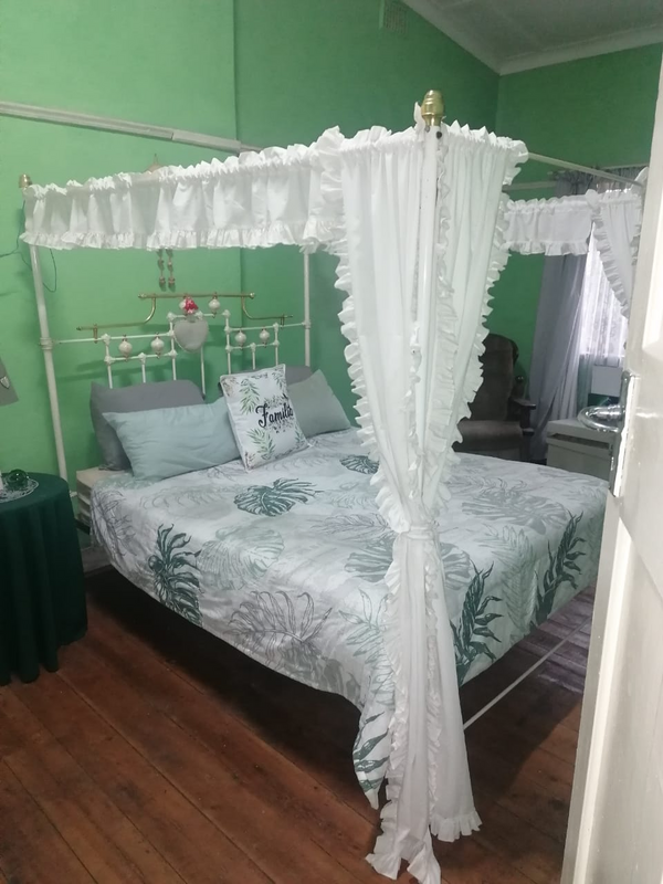 4 Poster bed with mattress