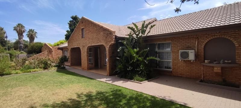 Exquisite three bedroom home with pool and entertainment area to rent.