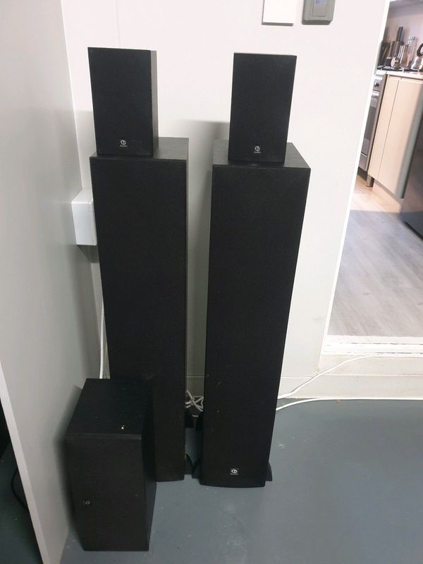 Yamaha RX V583 amp &#43; Boston Accoustic classic 2 speakers