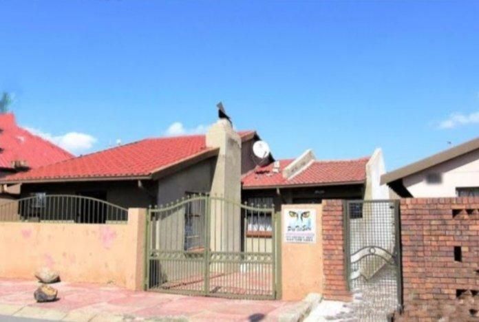 House for sale in Pimville zone 4