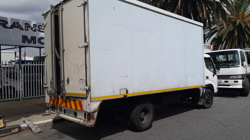 Hino 915 5ton closed body in an immaculate condition for sale at an affordable amount