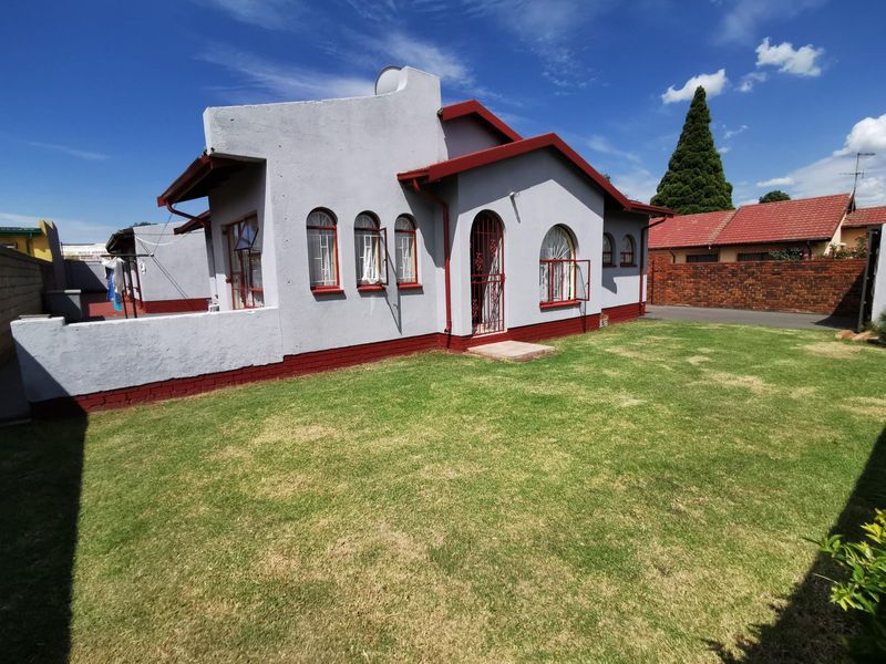 Welcome to this amazing 3 bedroom home nestled in Lenasia South.