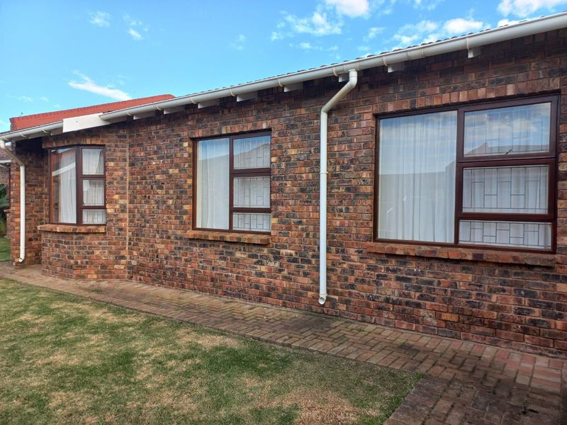 Townhouse For Sale in Jeffreys Bay!!!