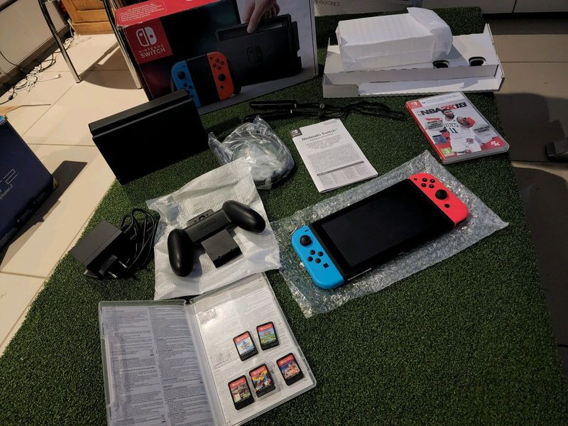 Nintendo switch complete with docking station R5500
