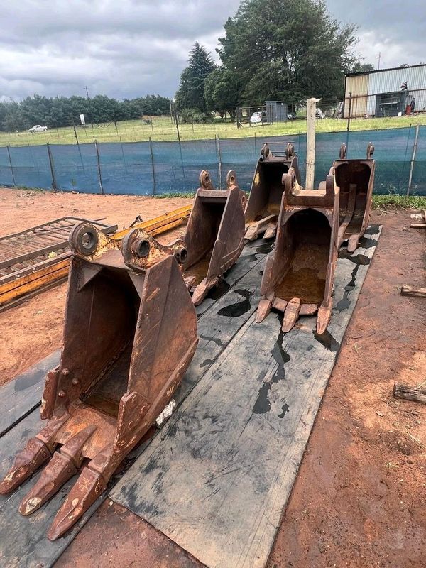 Package deal x5 Excavator Buckets