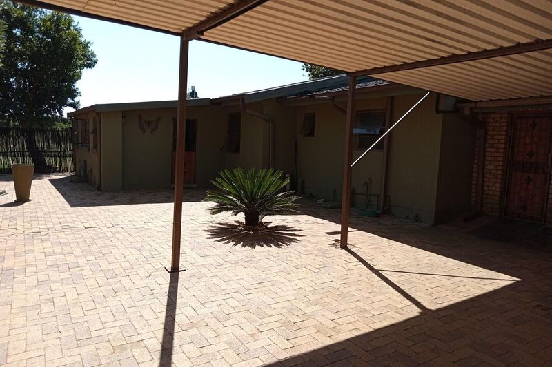 2 Hectare Family Farm with 3 Houses, 5 Garages, Pool and Lapa for Sale in Walker Fruit Farms