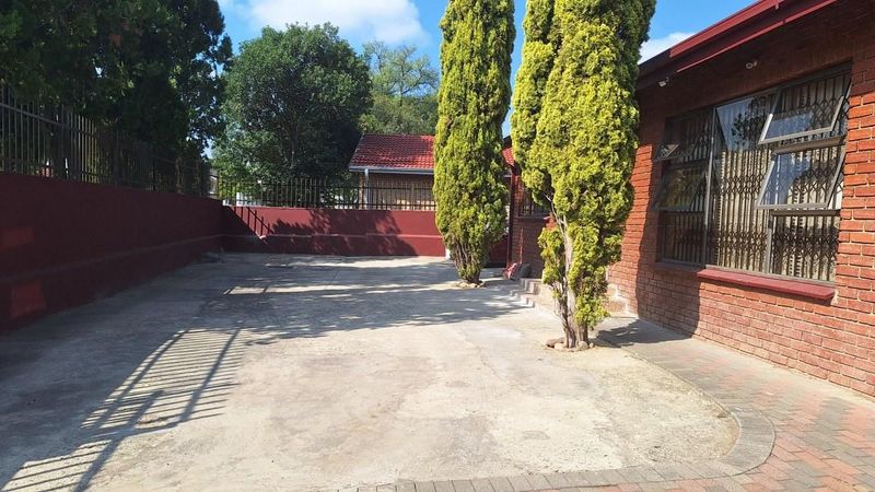 Modelkloof for sale 3 bed 2 bath  plus an outside room .
