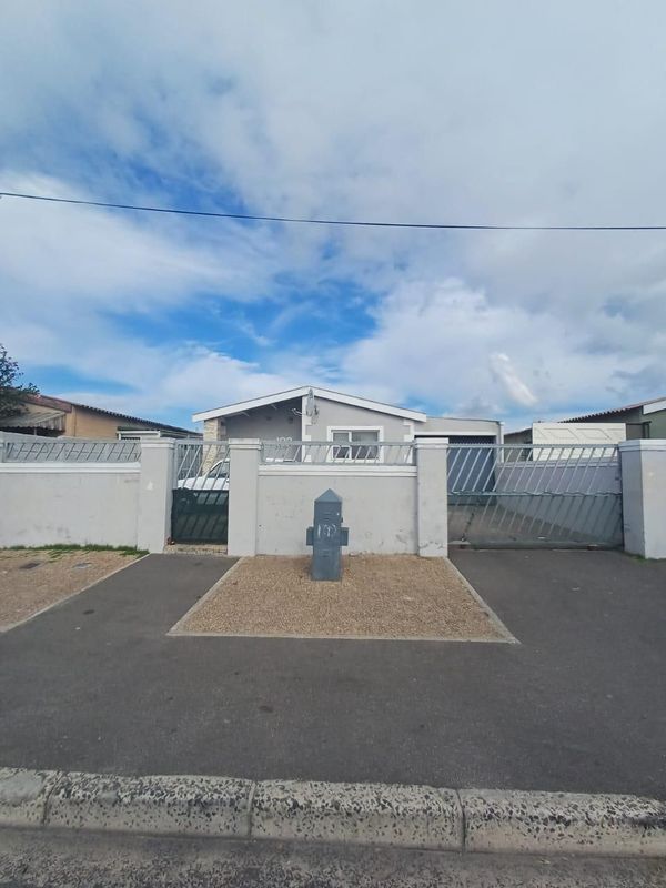 3 Bedroom House For Sale in Hanover Park
