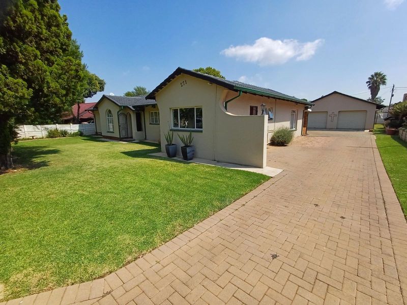 SPACIOUS HOME  WITH AN OPEN PLAN FEELING IN GOOD LOCATION OF BRACKENDOWNS. CALL ME FOR A PRI...