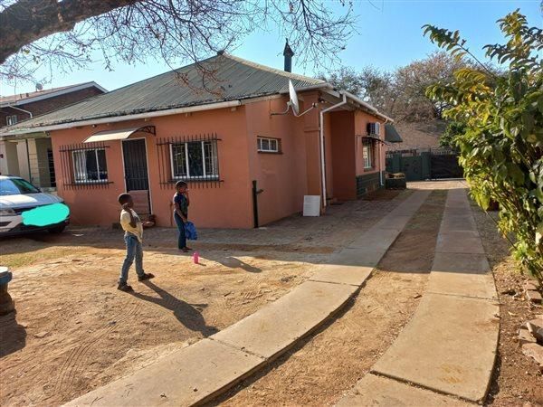 Capital Park - 4 bedrooms 2 bathrooms house on a shared yard available R15000