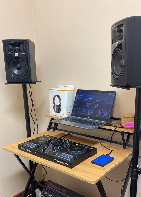 DDJ 400 &#43; JBL 305 studio monitors with stands and SONY HEAD